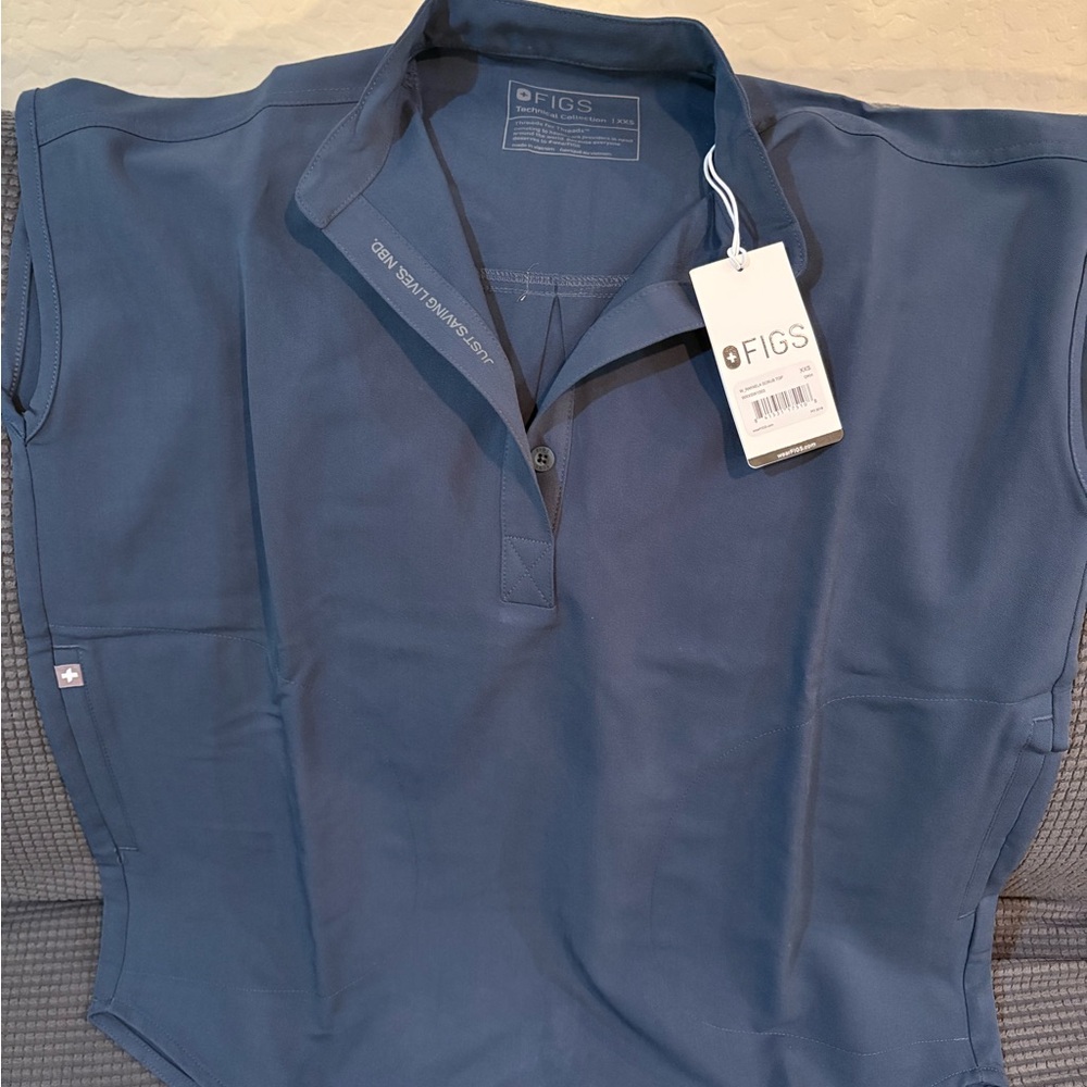 Figs- W_RAFAELA SCRUB TOP
WXXSW1003 DARK HARBOR!